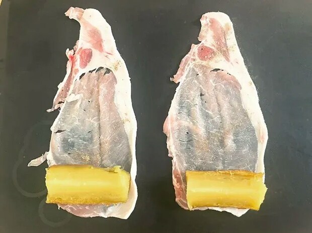 豚肉で焼き芋を巻いているところの写真（撮影：grape編集部）