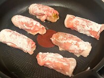 【秋レシピ】スーパーの『焼き芋』が夕食の主役に！　冷めてもおいしい『肉巻き』レシピ