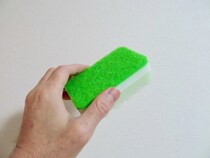 サッシの汚れがスッと消える？　スポンジの使い方に「天才」「もう戻れない」【掃除アイテム4選】