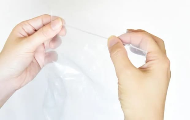 フリーザーバッグを開ける様子