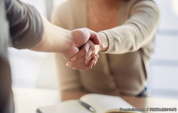 握手する人の写真