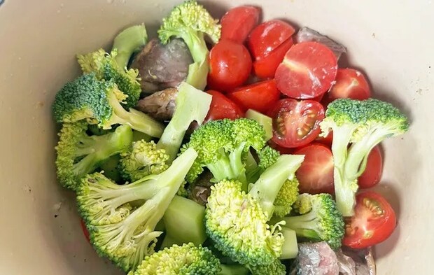 『サバ缶でアクアパッツァ』を作る写真（撮影：エニママ）