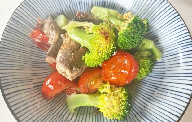 『サバ缶でアクアパッツァ』の完成写真（撮影：エニママ）