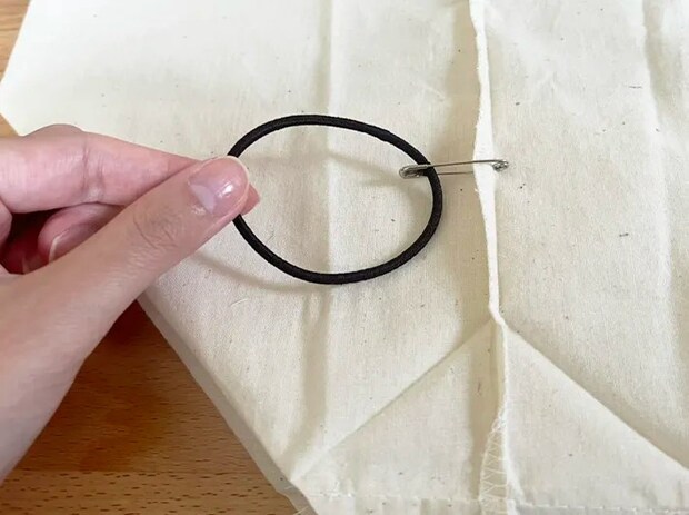 トートバッグにヘアゴムと安全ピンをつけた写真（撮影：grape編集部）