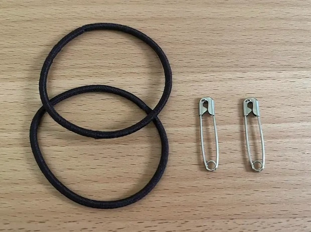 ヘアゴムと安全ピンの写真（撮影：grape編集部）