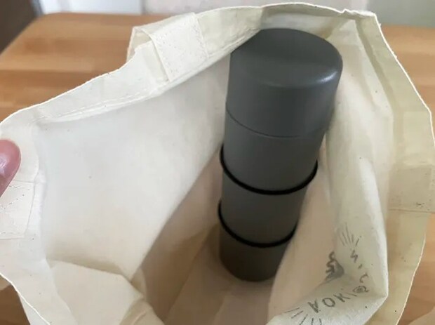 ヘアゴムと安全ピンの水筒ホルダーの写真（撮影：grape編集部）