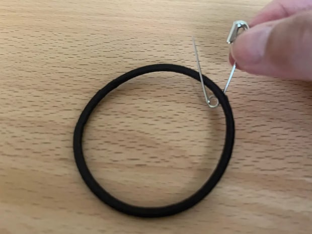 ヘアゴムと安全ピンの写真（撮影：grape編集部）