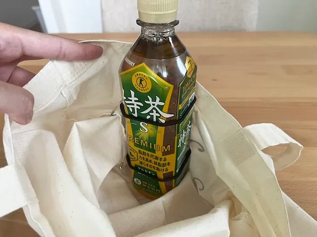ホルダーにペットボトル飲料をつけた写真（撮影：grape編集部）
