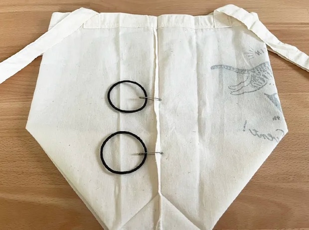 トートバッグにヘアゴムと安全ピンをつけた写真（撮影：grape編集部）