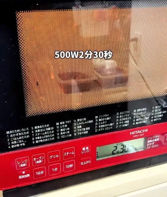 電子レンジに入れる様子