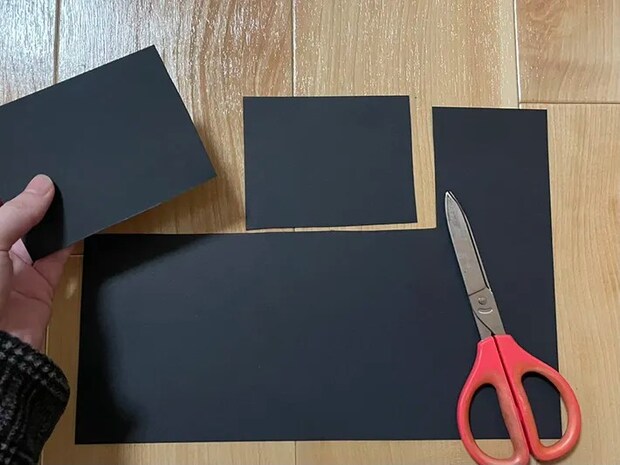 黒ボール紙を切る写真（撮影：grape編集部）