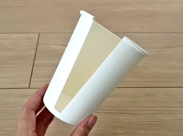 切り込みを入れた紙コップの写真（撮影：grape編集部）