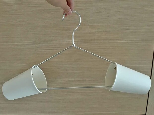 ハンガーに紙コップを装着した写真（撮影：grape編集部）