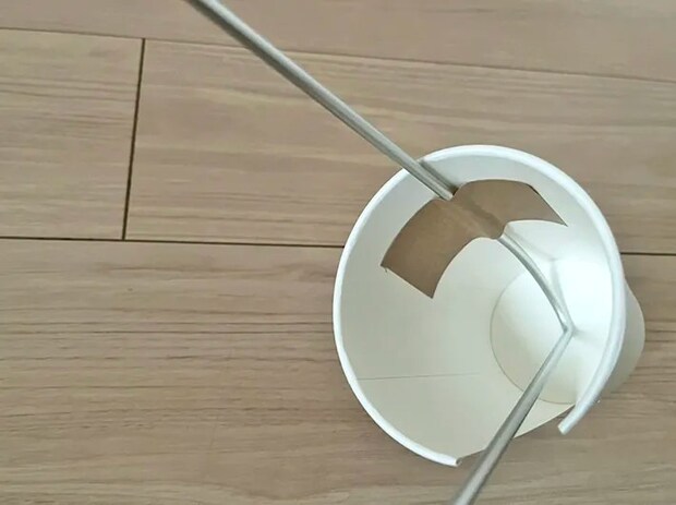 ハンガーに紙コップを装着した写真（撮影：grape編集部）