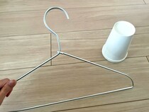 紙コップをハンガーにつけるだけ！　秋冬に試してほしい『アウターの型崩れ防止テク』が超簡単