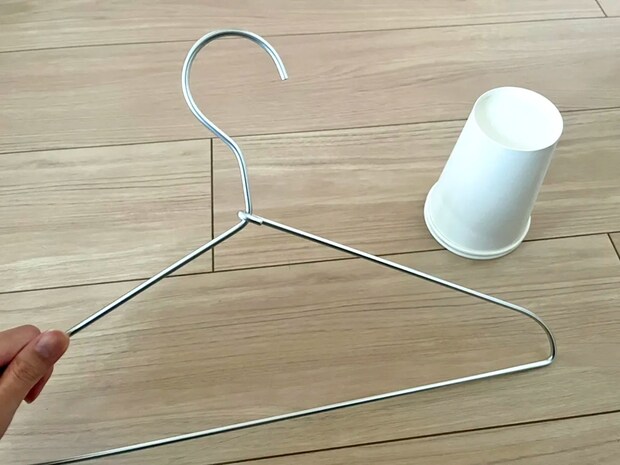 紙コップをハンガーにつけるだけ！　秋冬に試してほしい『アウターの型崩れ防止テク』が超簡単