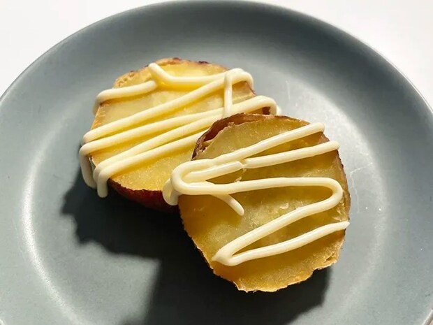 マヨネーズをかけた焼き芋の写真（撮影：grape編集部）