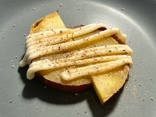 マヨネーズとブラックペッパーをかけた焼き芋の写真（撮影：grape編集部）