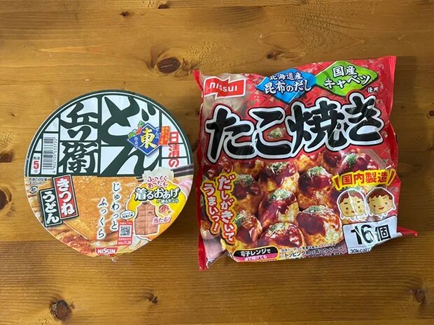 『日清のどん兵衛 きつねうどん』と冷凍たこ焼きの写真（撮影：grape編集部）