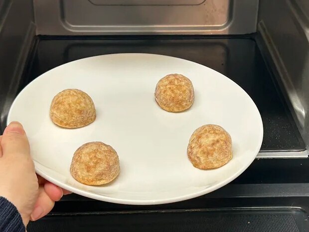 冷凍たこ焼きを電子レンジに入れる写真（撮影：grape編集部）