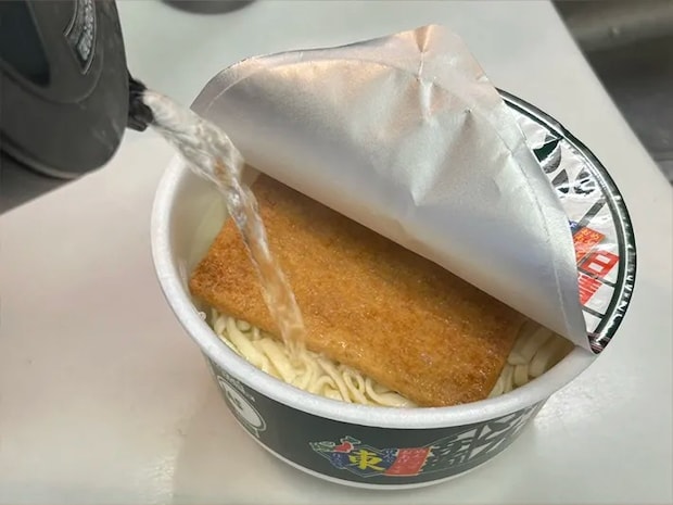 『日清のどん兵衛 きつねうどん』にお湯を注ぐ写真（撮影：grape編集部）