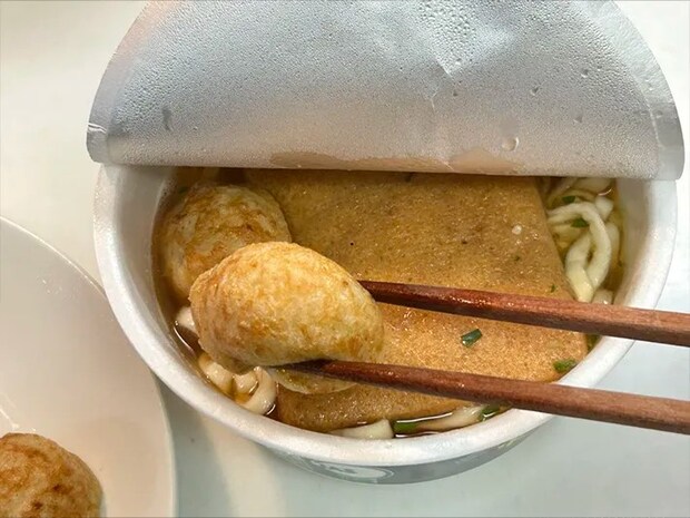 たこ焼きを『日清のどん兵衛 きつねうどん』に入れる写真（撮影：grape編集部）