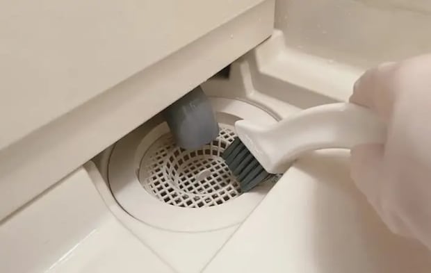 排水口掃除をしている様子