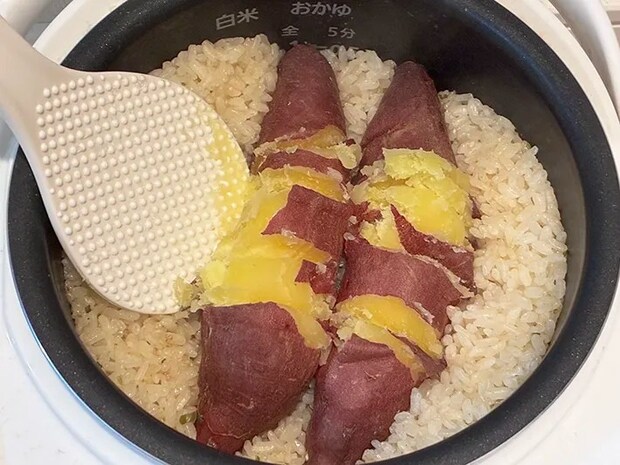 炊飯器の中のサツマイモご飯の写真（撮影：grape編集部）