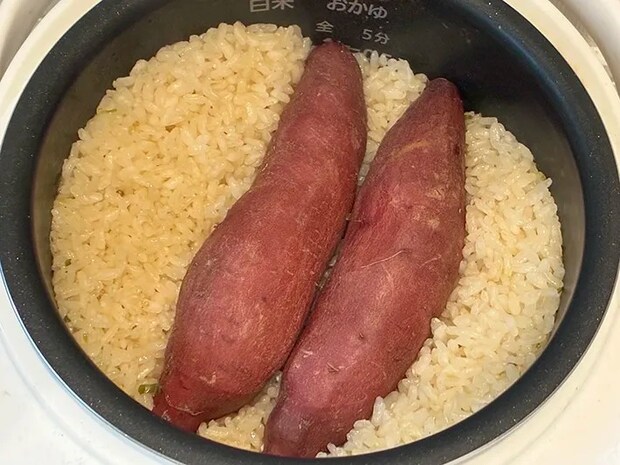 炊飯器の中のサツマイモご飯の写真（撮影：grape編集部）