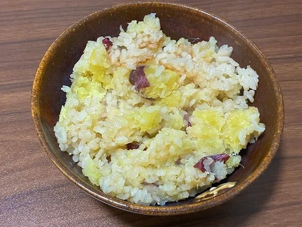 茶碗によそったサツマイモご飯の写真（撮影：grape編集部）