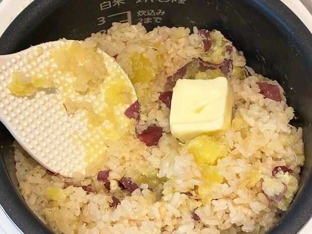 バターを乗せたサツマイモご飯の写真（撮影：grape編集部）
