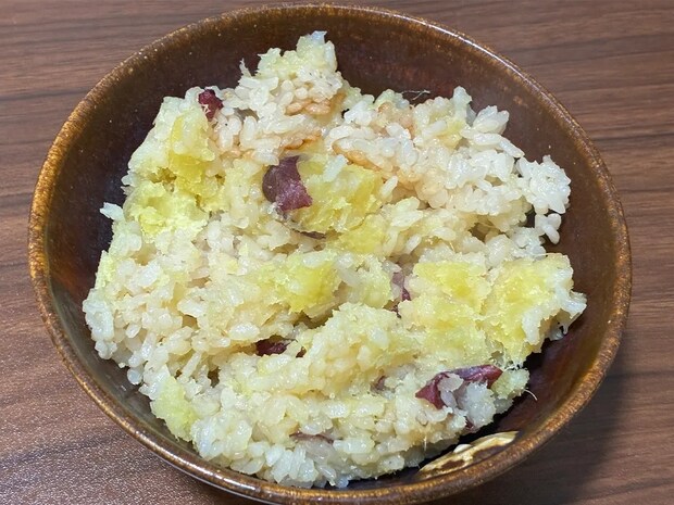 炊飯器に入れるだけ！　『うどんスープ』で作るサツマイモご飯が…「料亭の味」【簡単レシピ】