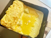 卵3個に加えたのは…？　家にあるもので『簡単ふわふわ玉子焼き』【料理の小ワザ】