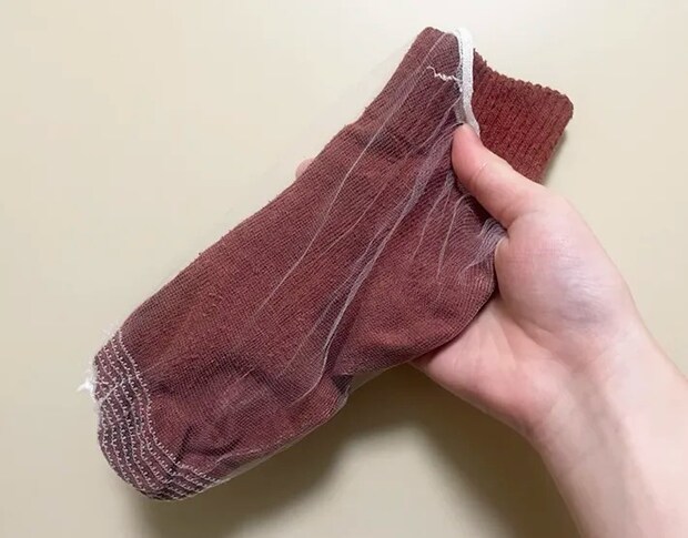 水切りネットに靴下を入れる写真（撮影：grape編集部）