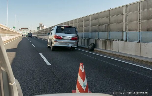 道路に止まっている車の写真