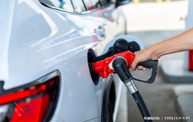 ガソリンを給油しているイメージ写真