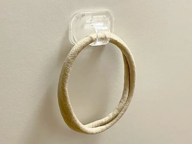 クリアコードフックにヘアゴムをかけた写真（撮影：grape編集部）