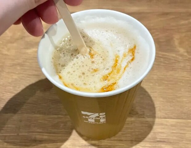 完成したキャラメルラテの写真（撮影：grape編集部）