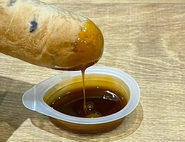 キャラメルラテをつけたスティックパンの写真（撮影：grape編集部）