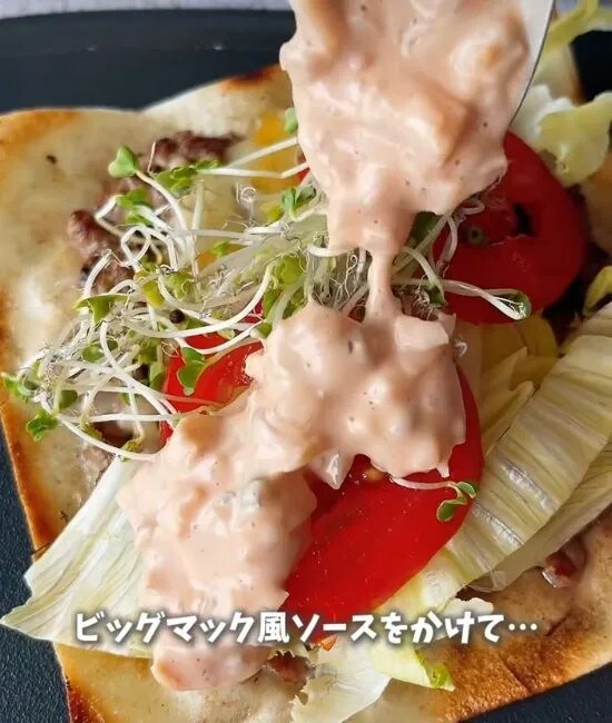 ソースをのせる様子