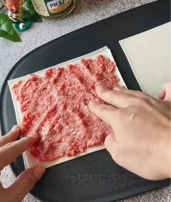 挽肉を伸ばす様子