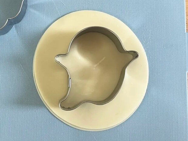 クッキー型でくり抜かれた餃子の皮の写真（撮影：grape編集部）