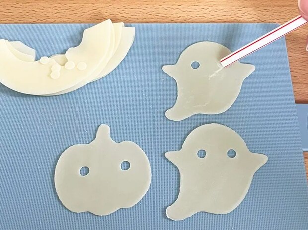 クッキー型でくり抜かれた餃子の皮の写真（撮影：grape編集部）