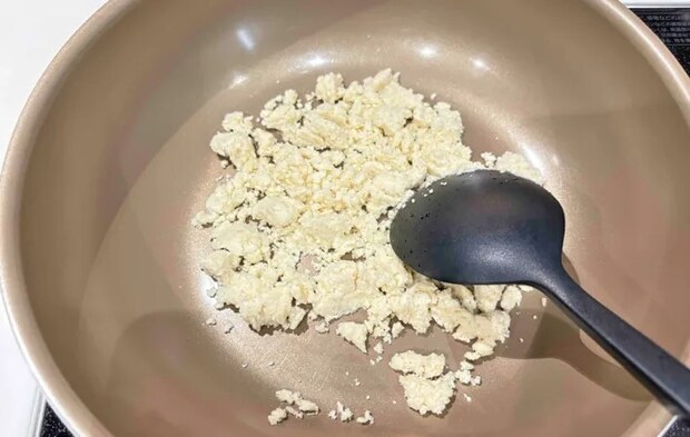 『おからチャーハン』を作る写真（撮影：エニママ）