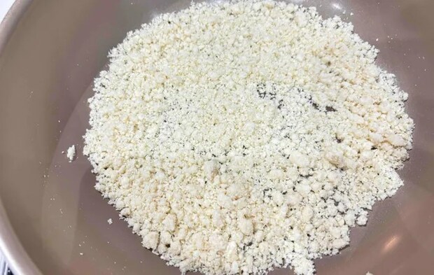 『おからチャーハン』を作る写真（撮影：エニママ）