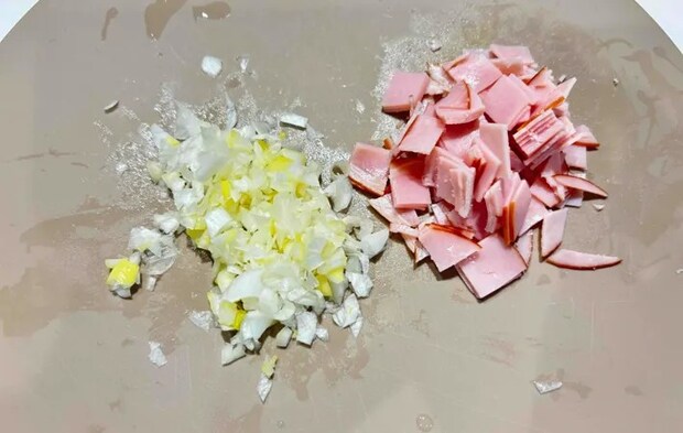 『おからチャーハン』を作る写真（撮影：エニママ）