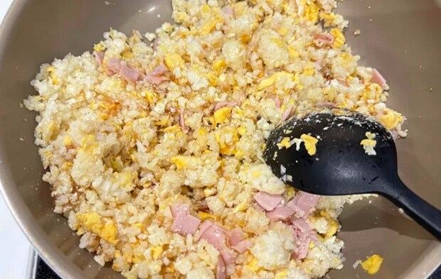 『おからチャーハン』を作る写真（撮影：エニママ）