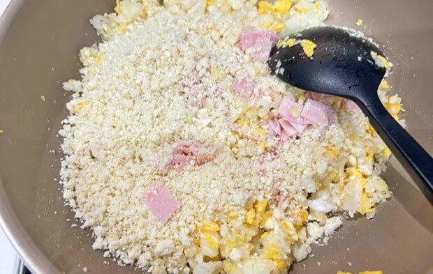 『おからチャーハン』を作る写真（撮影：エニママ）