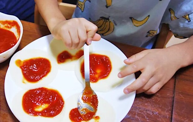 『おばけのミニピザ』を作る写真（撮影：エニママ）
