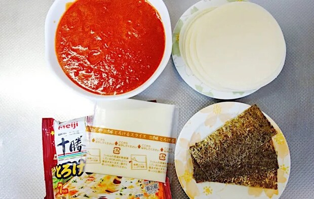 『おばけのミニピザ』の材料写真（撮影：エニママ）